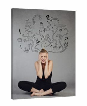 femme stressée par multiples activités tâchant de faire du yoga