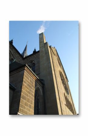 Weisser Rauch aus einer Kirche