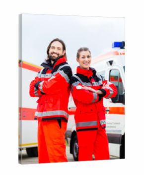 Notartzt und Sanitäter vor Krankenwagen