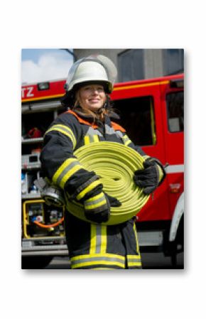 Junge Feuerwehrfrau trägt einen Schlauch
