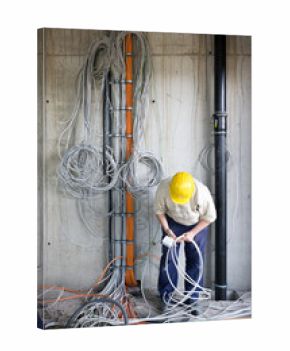 Elektriker beim Verlegen von Kabeln