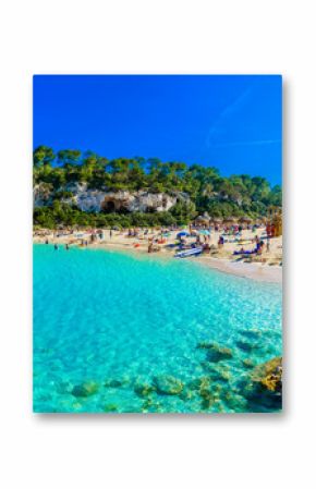 Panoramiczny widok Cala Llombards plaża z turkusową czystą wodą w Mallorca wyspie, Hiszpania