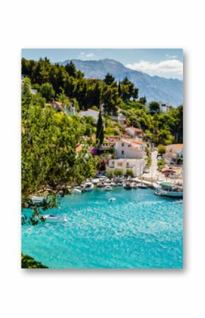 Piękna zatoka Adriatyku i wioska w pobliżu Splitu, Chorwacja