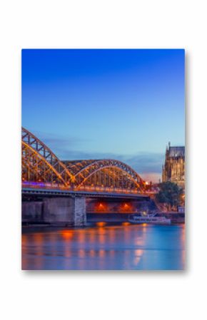 Kölner Dom und Hohenzollernbrücke bei Nacht