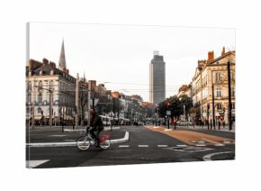 Tour de Bretagne avec un vélo bicolore orange dans la ville de nantes - Loire Atlantique 