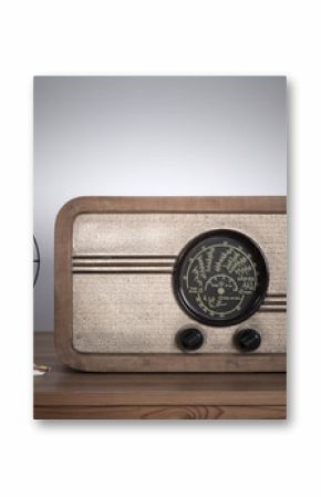 stare radio na stole