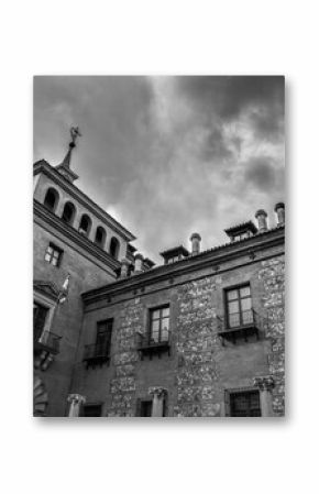 The House of the Seven Chimneys contains an old legend known in the city of Madrid since the 16th century and that speaks of a crime and a ghost. 