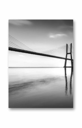 Czarno-biała wizja mostu Vasco da Gama