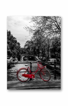 czerwony stojak rowerowy na moście, czarno-biały
