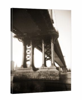 Black and white view of the Manhattan bridge and the East River from Brooklyn