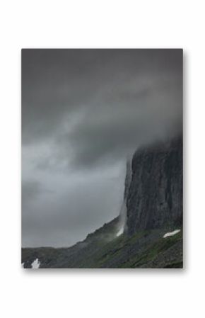Wolkenverhangener Berggipfel in Skandianvien