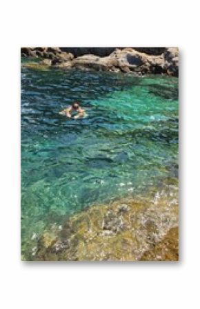 ragazzo fa snorkeling nella baia del mediterraneo