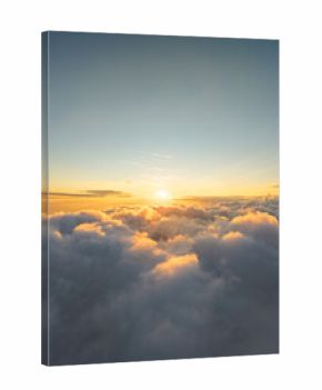 Fließende Wolken - Sonnenaufgang über den Wolken