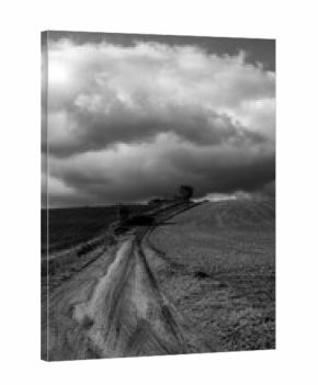 paysage au ciel très nuageux, photo noir et blanc format 16:9