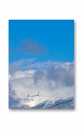 vue du Mont Ventoux, en hiver, avec un ciel bleu. 