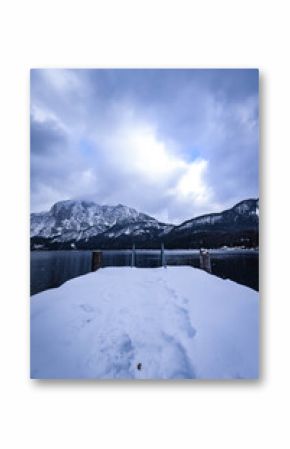 Hermosa vista de lago en Austria, tiempo de invierno.