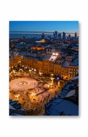 Warszawa, rynek starego miasta udekorowany świątecznym oświetleniem, widok z lotu ptaka na ośnieżone budynki i centrum miasta w oddali