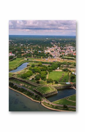 Miasto Jaffna, wybrzeże z lotu ptaka, ujęcie na postkolonialny fort.