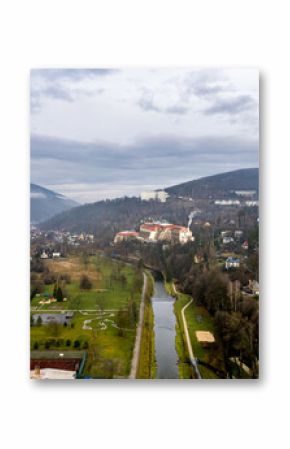 Wisła miasto w górach, Beskid Śląski późną jesienią, panorama z lotu ptaka. Dolina rzeki Wisły