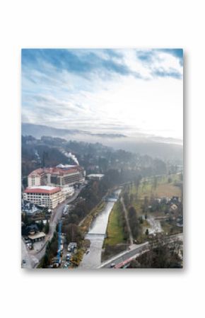 Wisła miasto w górach, Beskid Śląski późną jesienią, panorama z lotu ptaka. Dolina rzeki Wisły