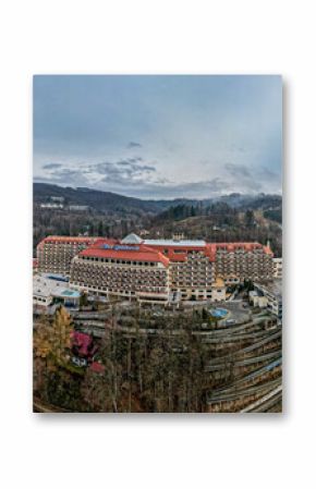 Wisła miasto w górach, Beskid Śląski późną jesienią, panorama z lotu ptaka. Dolina rzeki Wisły