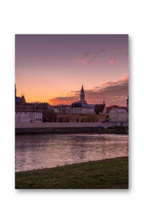 miasto Opole nad rzeką Odrą jako pejzaż miejski z wieżami kościoła