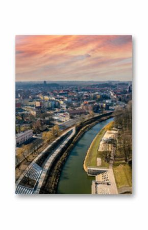 Miasto Racibórz na Śląsku w Polsce nad rzeką Odrą, panorama zimą z lotu ptaka