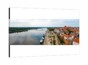 Toruń, promenada nad rzeką Wisła, widok w kierunku zachodnim na średniowieczną część miasta i most Józefa Piłsudskiego