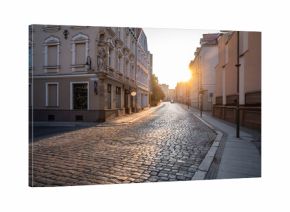 miasto Opole z brukowaną ulicą w słonecznym blasku