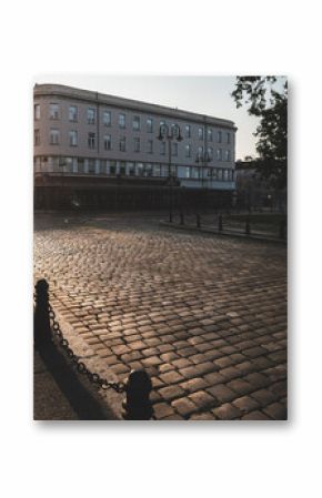 miasto Opole z brukowaną ulicą w słonecznym blasku