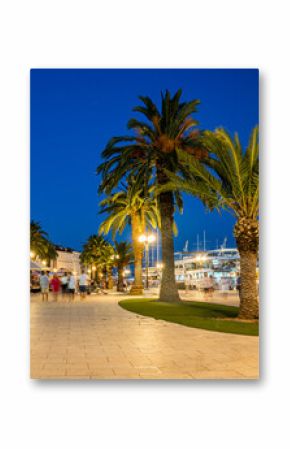 Trogir, zabytkowe miasto portowe w Chorwacji nad morzem Adriatyckim, nocą.