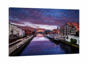 Bydgoszcz o wschodzie słońca i poranku