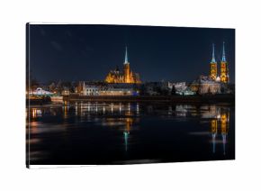 Piękne miasto Wrocław z fotografowane nocą. Widok na Ostrów Tumski 