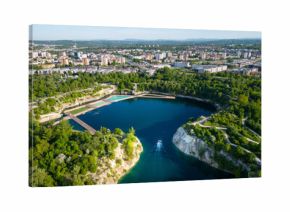 Jezioro w środku miasta z płynącą motorówką