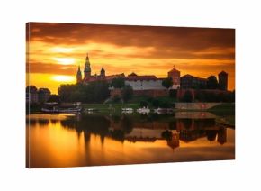 Zamek Królewski na Wawelu o wschodzie słońca ze złotym niebem w tle