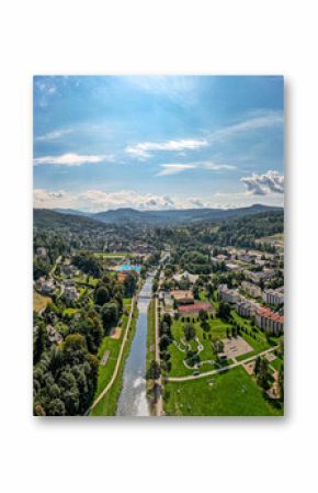 Wisła miasto w górach latem, panorama z lotu ptaka. Beskid Śląski w Polsce
