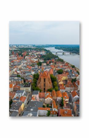 Toruń, widok z lotu ptaka na średniowieczną część miasta, w tle katedra Św. Jana
