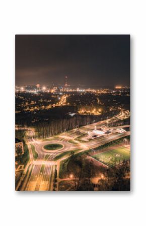 Miasto nocą, rondo w mieście przemysłowym Jastrzębie Zdrój na Śląsku w Polsce, panorama z lotu ptaka