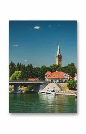 Port w Mikołajkach. Wakacyjna podróż. Słoneczny dzień w Mikołajkach.