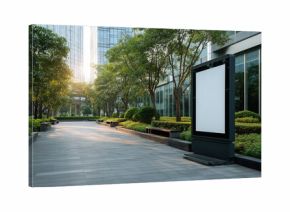 Nowoczesna ścieżka piesza w otoczeniu zieleni i szklanych wieżowców, z widocznym pustym billboardem. Miejsce łączy naturę z miejskim krajobrazem.