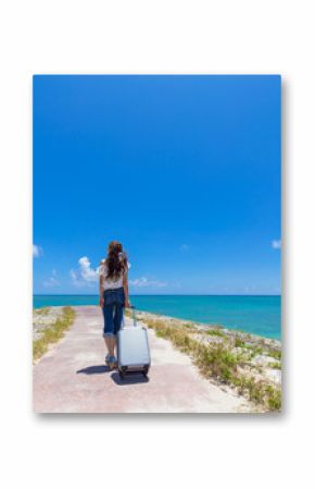 沖縄の海と旅をする女性