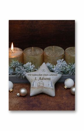 Dekoration zum ersten Advent: Adventskranz mit goldenen Kerzen. Auf einem Stern steht der Text wir wünschen einen schönen 1. Advent.