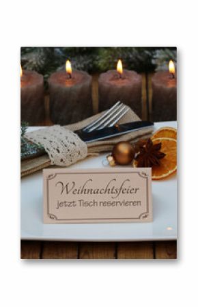 Weihnachten Reservierung: Gedeckter Tisch mit Teller, Besteck, Weihnachtsdekoration und einer Tischkarte mit der Beschriftung Weihnachtsfeier jetzt Tisch reservieren.