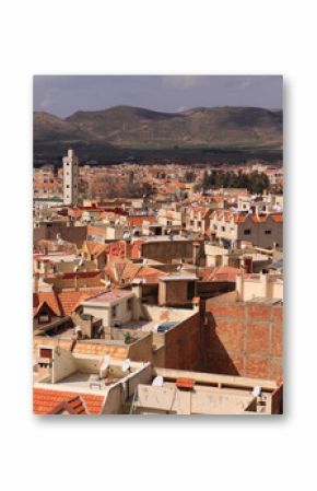 Ville d'Azrou et sa mosquée dans le moyen-atlas
