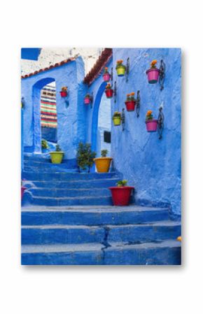 Niebieskie schody i ściany ozdobione kolorowymi doniczkami, medina Chefchaouen w Maroku.