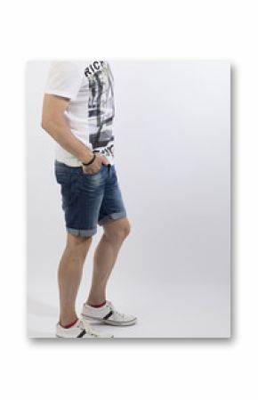 Hombre vestido de sport con bermudas.