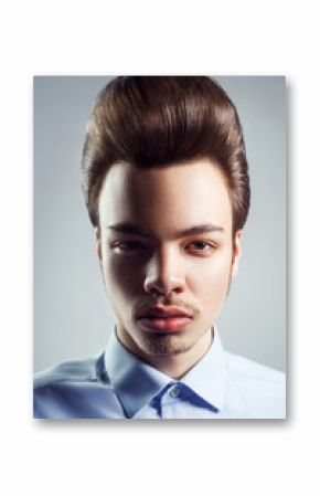 Portret młodego mężczyzny z retro klasyczną fryzurę pompadour. studio strzał. patrząc na kamery.