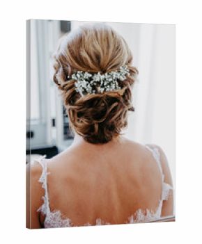 Braut mit boho Hochsteckfrisur und Schleierkraut