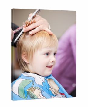 kleiner junge beim friseur