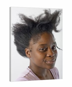 jeune femme aux cheveux crepus dressés
